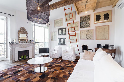 Woonkamer inrichting met vliering slaapkamer