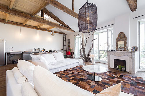 Woonkamer inrichting met vliering slaapkamer