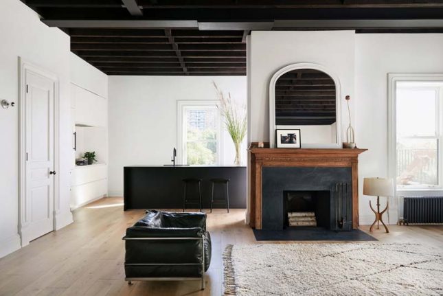 woonkamer open keuken zwart plafond