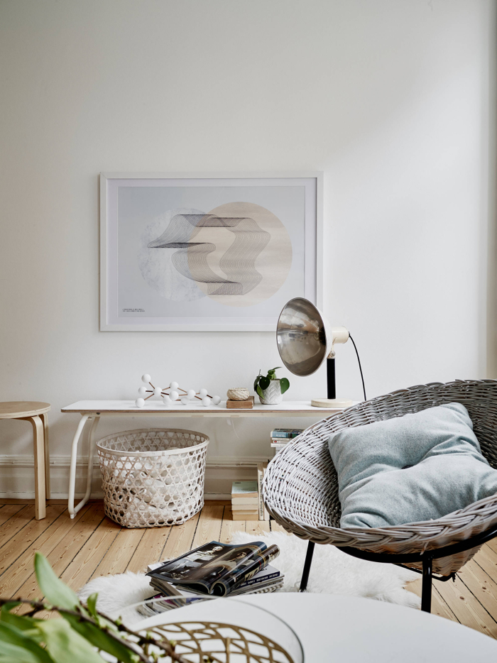 Woonkamer met zachte lente kleuren