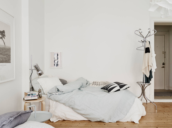 Woonkamer met zachte lente kleuren