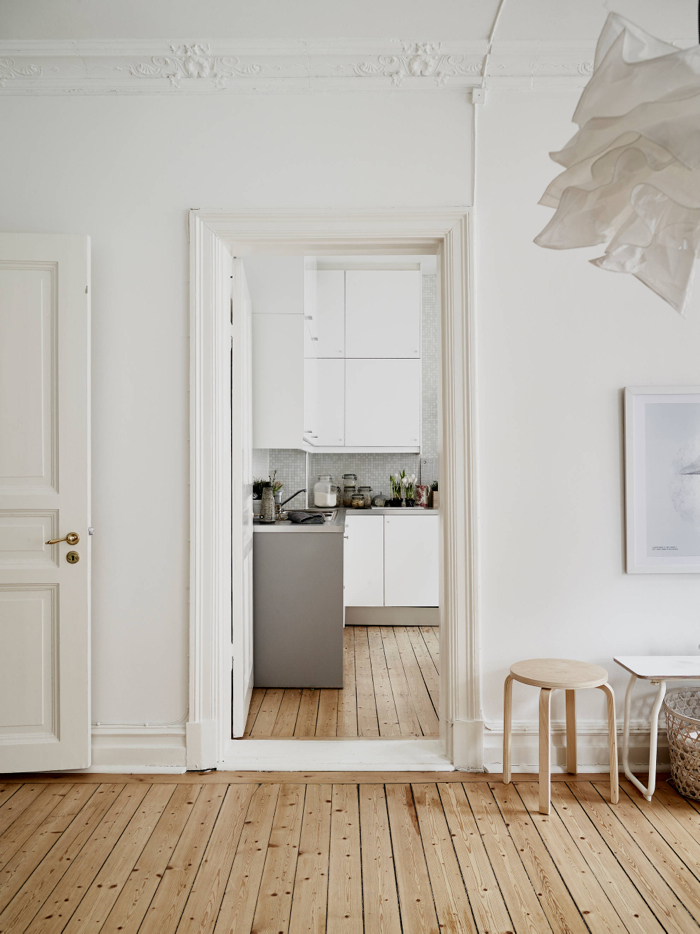 Woonkamer met zachte lente kleuren