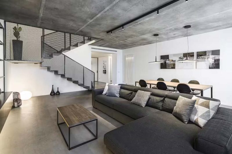 In dit stoere appartement zijn strakke witte muren gecombineerd met betonnen plafonds en een betonnen vloer. Klik hier voor meer foto's.