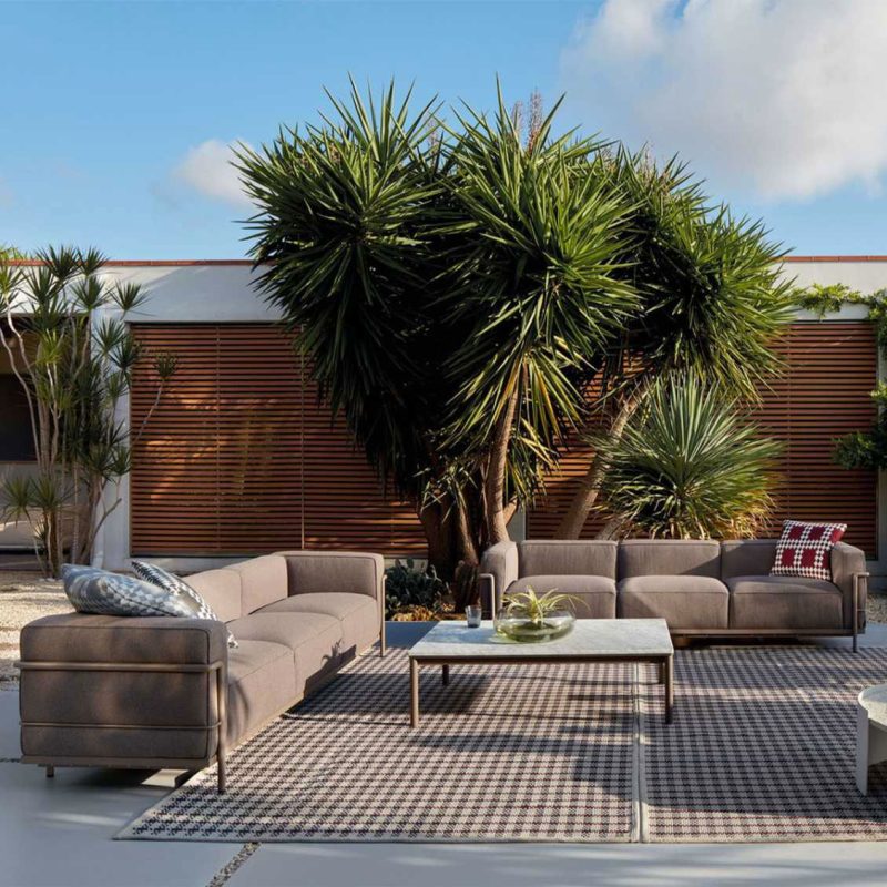 Creeer een luxe tuin met de prachtige Cassina LC3 Outdoor Banken. Hier verkrijgbaar.