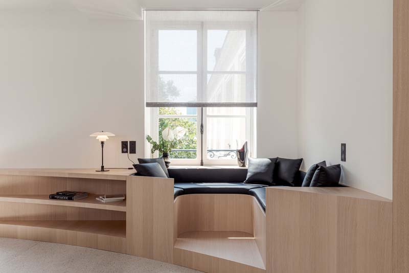 zithoekje woonkamer vaste bank eikenhouten meubel
