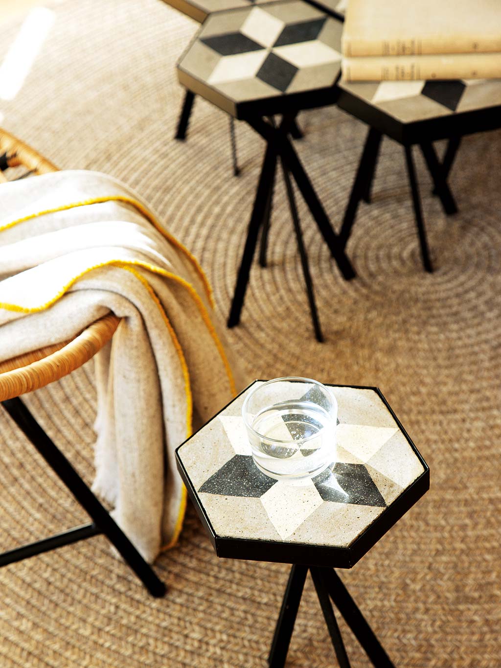 Zomerse woonkamer met keuken bar en eetkamer