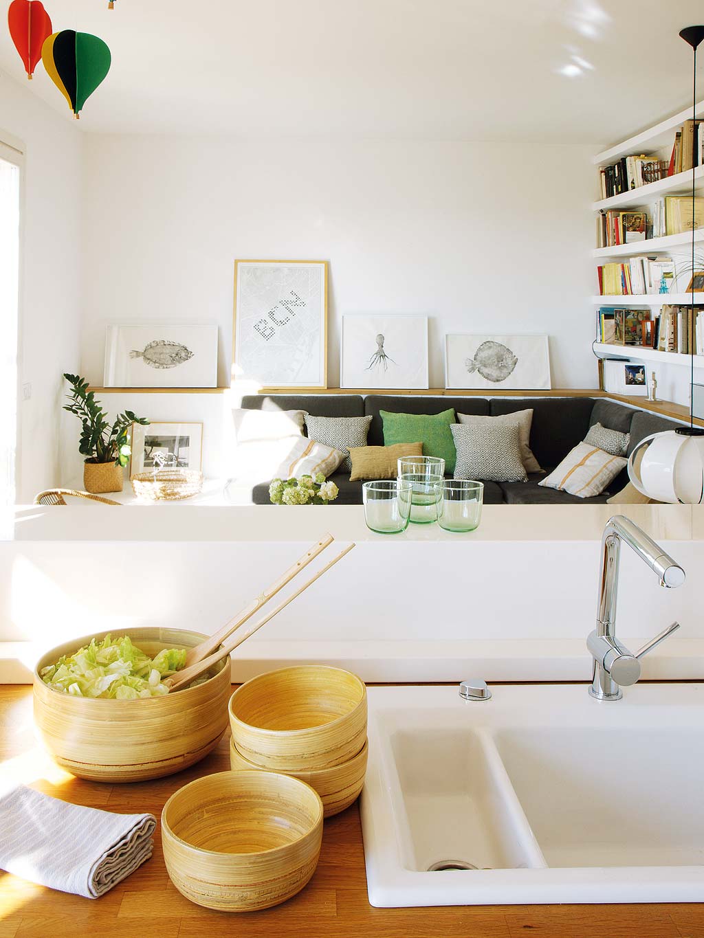 Zomerse woonkamer met keuken bar en eetkamer