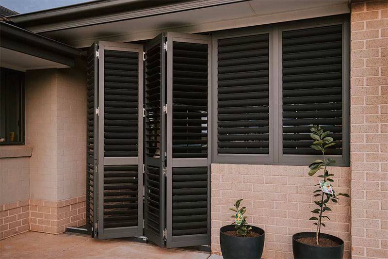 zwarte aluminium shutters