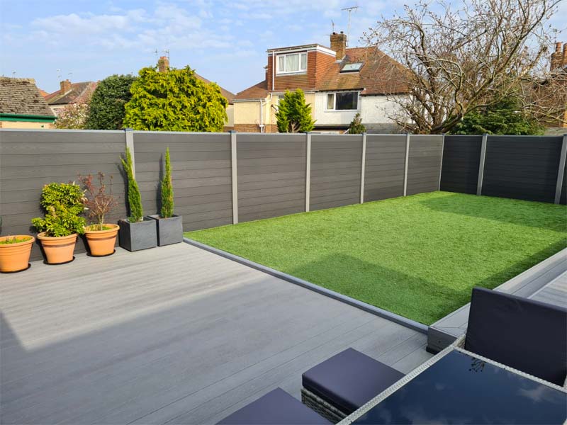 In een strakke moderne tuin kan je zelfs kiezen voor een zwarte hout beton schutting.