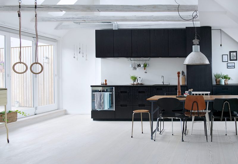 Zwarte houten keuken van Deense juwelier Annette