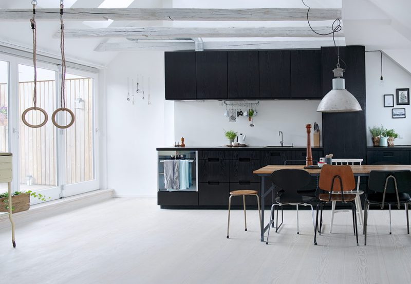 Zwarte houten keuken van Deense juwelier Annette Zwarte houten keuken van Deense juwelier Annette