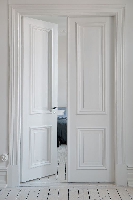 zwarte-klassieke-deurkrukken-witte-deur