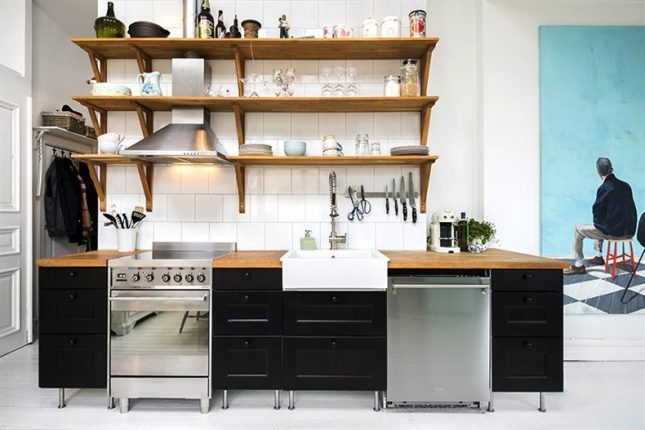Houten wandplanken een witte keuken achterwand Houten wandplanken een witte keuken achterwand