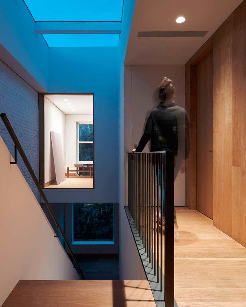 Zwarte stalen trapleuning onder dakraam