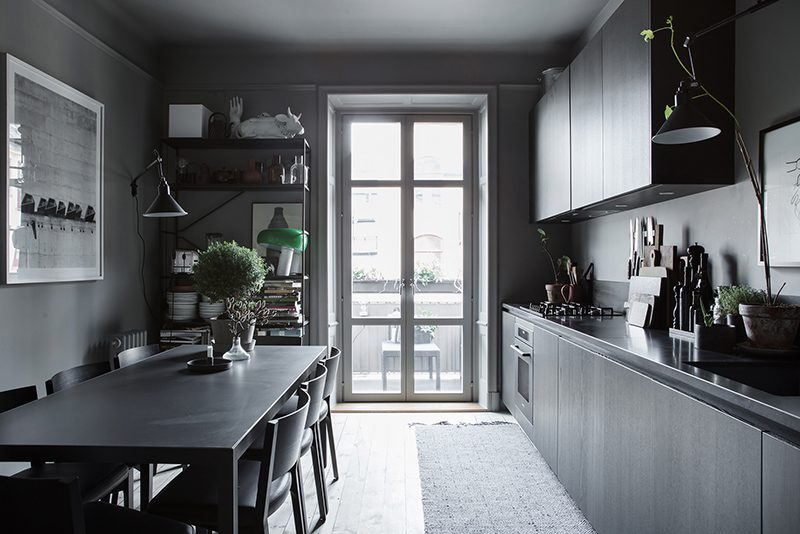 Zweedse stylist maakt een statement in haar interieur met donkere kleuren Zweedse stylist maakt een statement in haar interieur met donkere kleuren