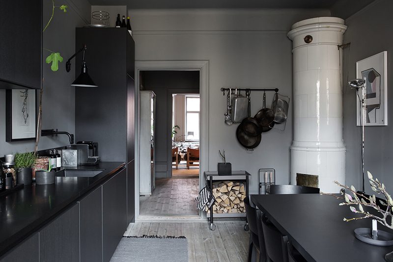 Zweedse stylist maakt een statement in haar interieur met donkere kleuren Zweedse stylist maakt een statement in haar interieur met donkere kleuren