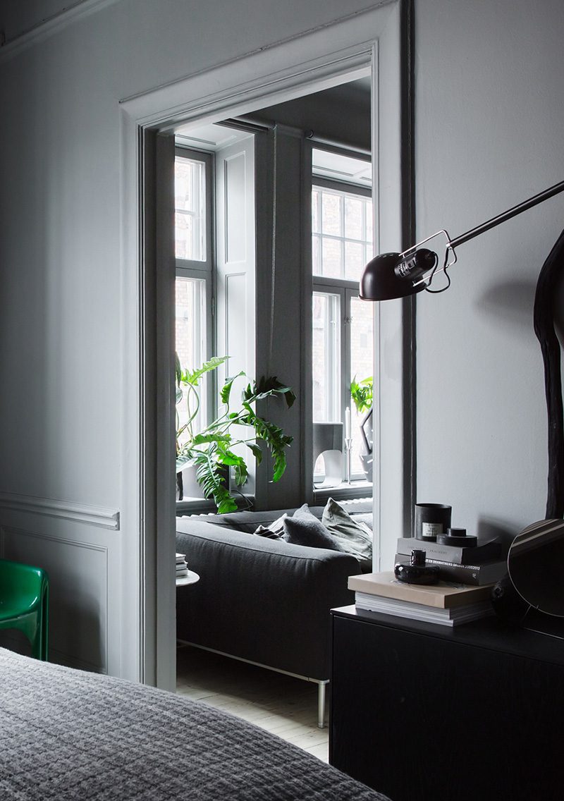 Zweedse stylist maakt een statement in haar interieur met donkere kleuren