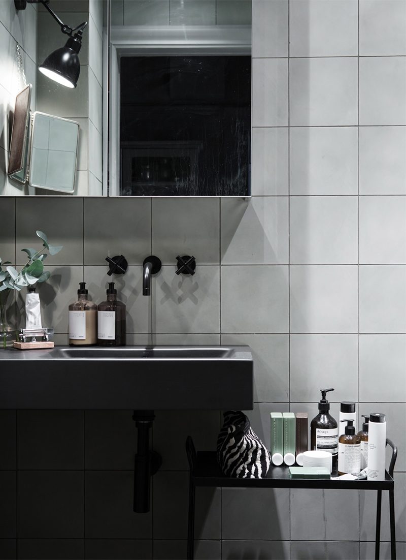 Zweedse stylist maakt een statement in haar interieur met donkere kleuren Zweedse stylist maakt een statement in haar interieur met donkere kleuren