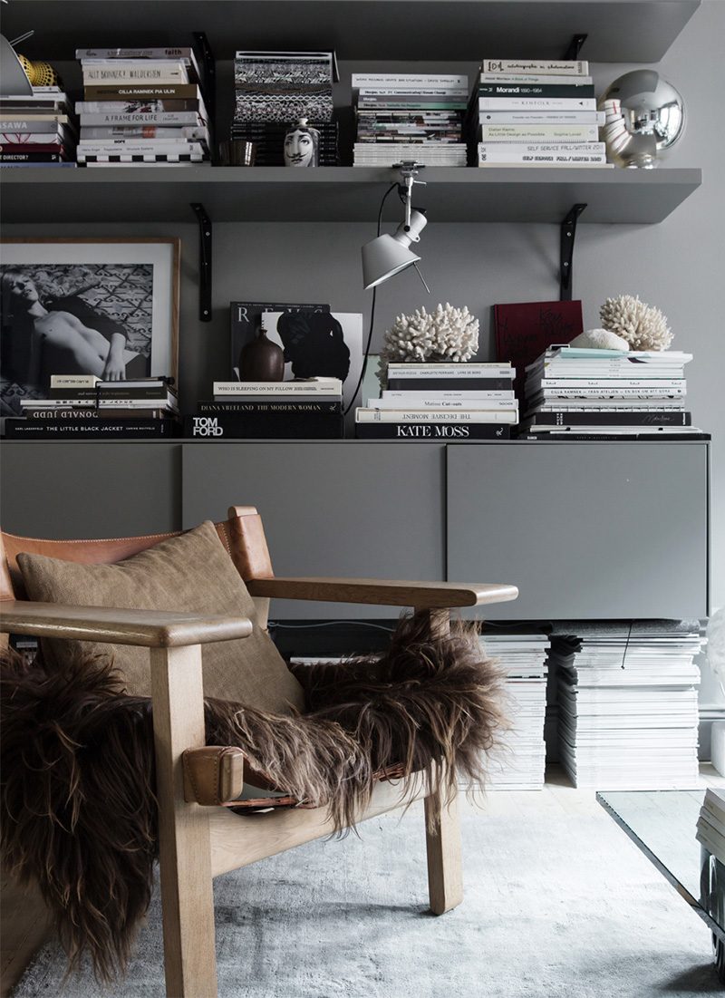 Zweedse stylist maakt een statement in haar interieur met donkere kleuren Zweedse stylist maakt een statement in haar interieur met donkere kleuren