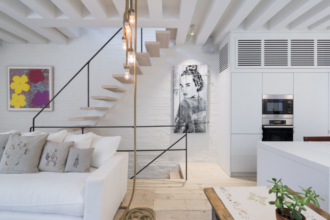 Zwevende houten trap met stalen trapleuning