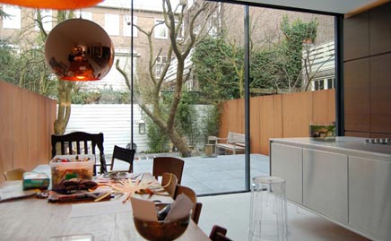 Moderne woonkeuken met glazen schuifpui naar de tuin
