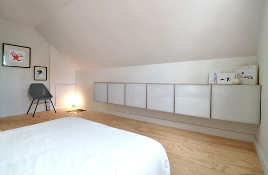 Zwevende wandkast onder schuine wand Zwevende wandkast onder schuine wand